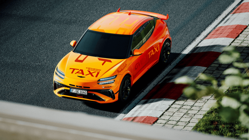 Genesis GV60 Magma Track Taxi orange sur le circuit du N&uuml;rburgring Nordschleife